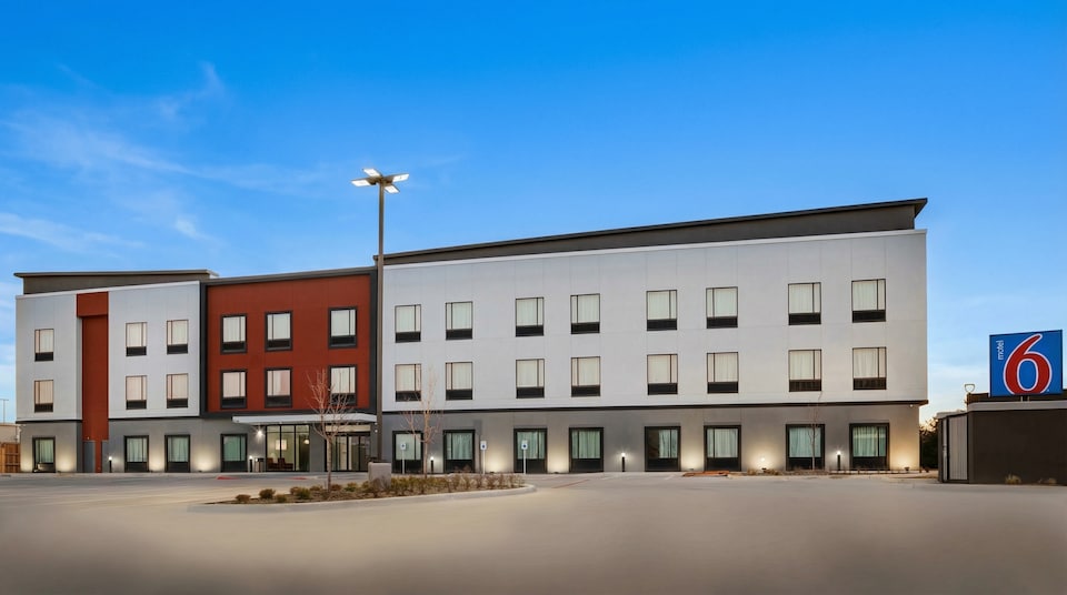 Motel 6 Dallas, TX - Methodist Charlton Medical Ctr., C75104, Dallas