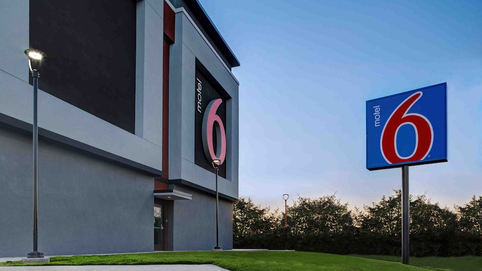 Motel 6 Dallas, TX - Methodist Charlton Medical Ctr., C75104, Dallas