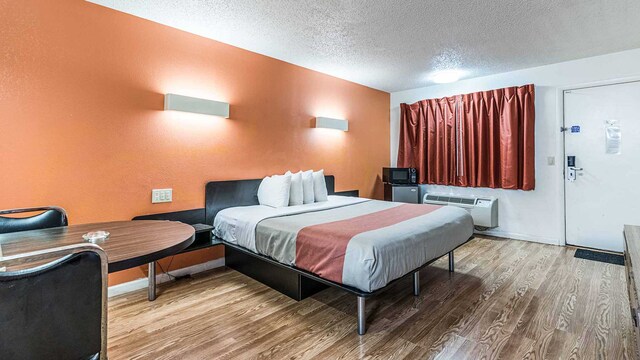 1 King Bed | Non-Smoking