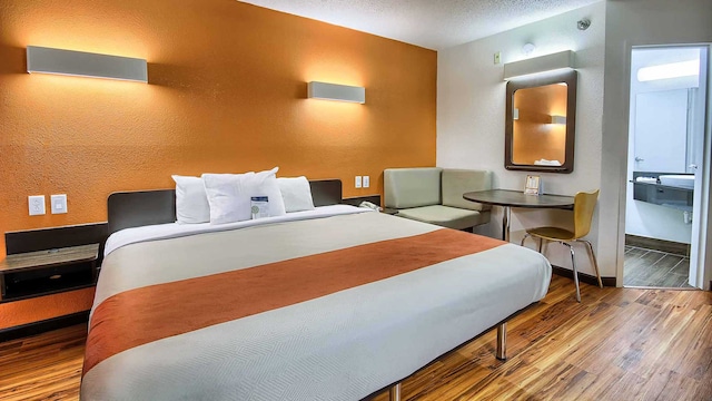 1 King Bed | Smoking