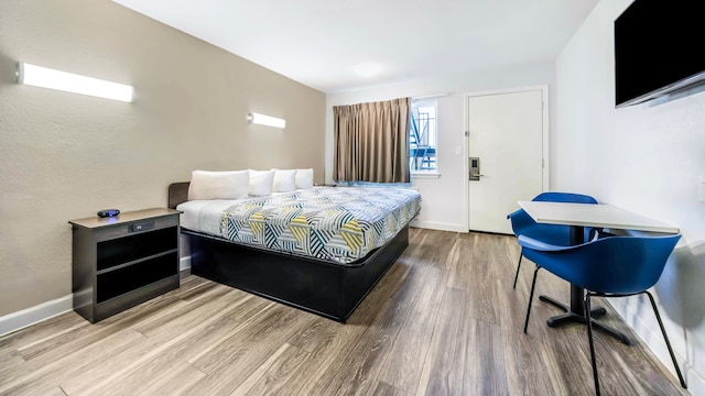 1 KING BED | MOBILITY ACCESS RI SHWR NSMK