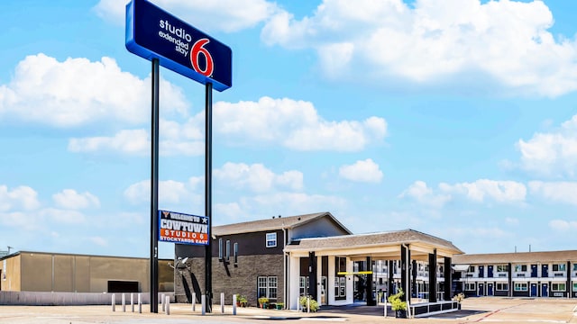 Studio 6 Fort Worth, TX -Stockyards East