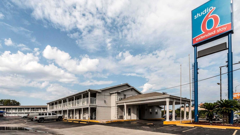 Studio 6 San Antonio, TX - Fort Sam Houston Area, C78219, San-Antonio