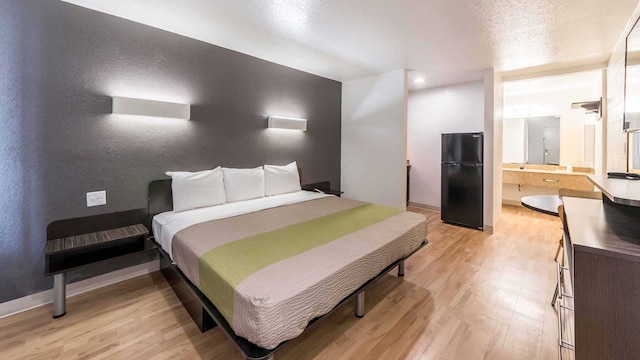 1 King Bed | Non-Smoking, Kitchen