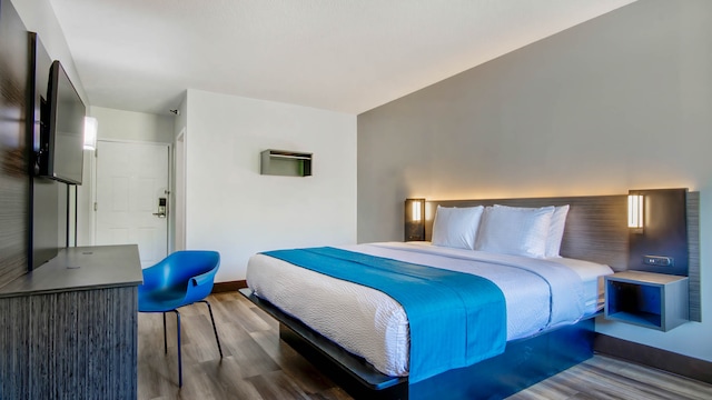 1 King Bed | Mobil Access Tub Nsmk Micfridg