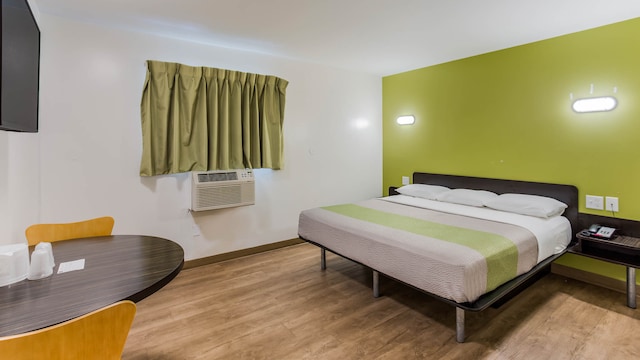 1 KING BED | SMOKING