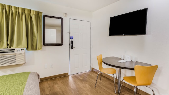 1 QUEEN BED | MOBILITY ACCESSIBLE TUB NSMK