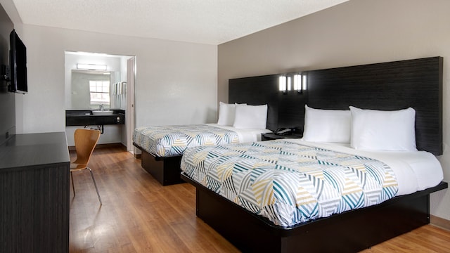 2 Queen Beds | Mobil Access Tub Nsmk Kitchen