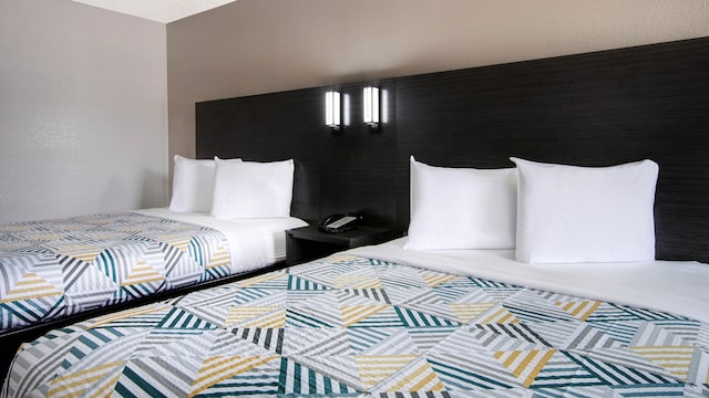 2 Queen Beds | Mobil Access RI Shr Nsmk Ktchn