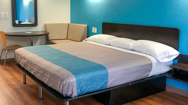 1 King Bed | Non-Smoking