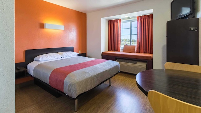 1 Queen Bed | Mob Acc RI Shwr Nsmk Micfridg