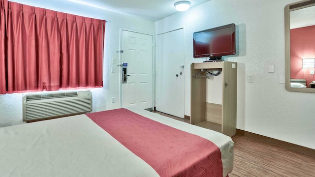 1 Queen Bed | Micfridge