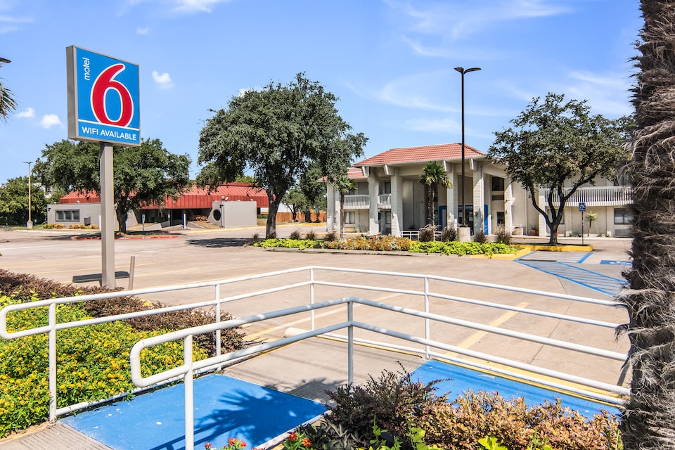 Motel 6 Addison, TX - Dallas, Addison, Addison