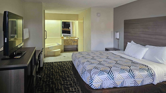 1 King Bed | Suite, Smoking, Hot Tub, Micfridge