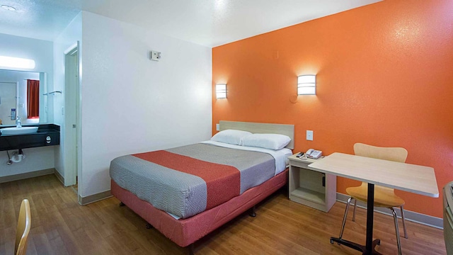 1 FULL BED | ADA/RI SHOWER/MICFRIDGE