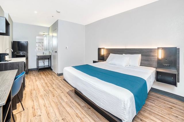 1 King Bed | Non-Smoking, Kitchen