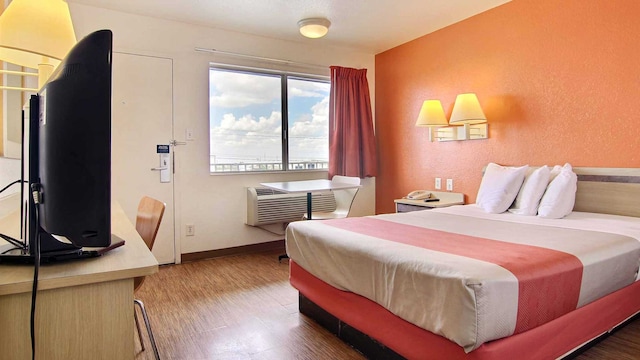 1 Queen Bed | Micfridge