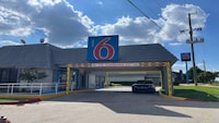 Motel 6 Duncanville, TX - Dallas