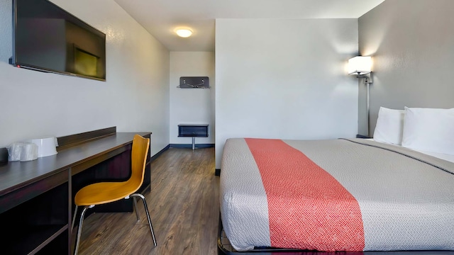 1 Queen Bed | Mobility Accessible Tub