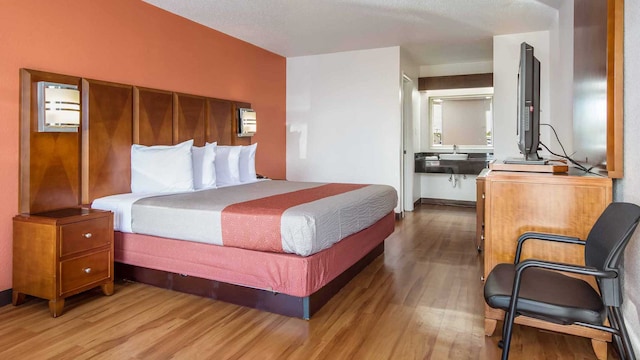 1 King Bed | Mobil Access Tub Nsmk Micfridg