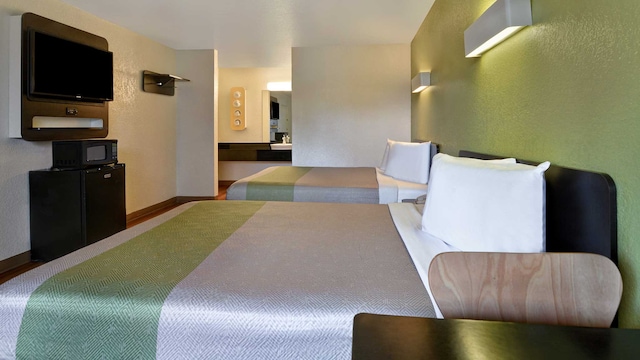 2 Queen Beds | Micfridge