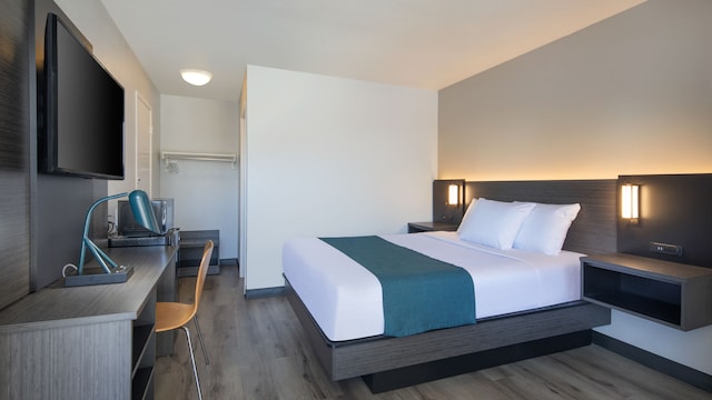 1 Queen Bed | Micfridge | Non-smoking