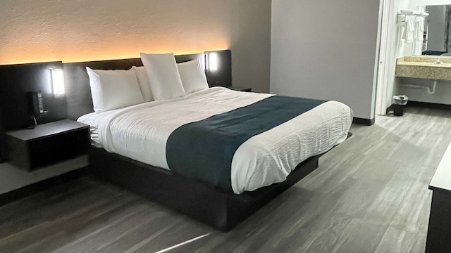 1 King Bed | Smoking, Kitchen