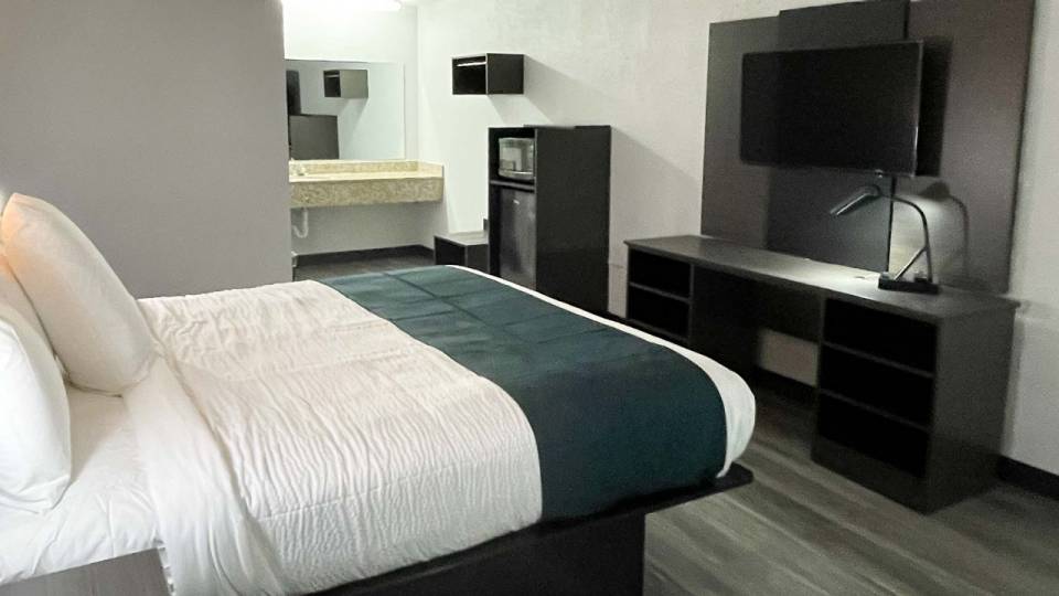 1 King Bed | Non-Smoking, Micfridge