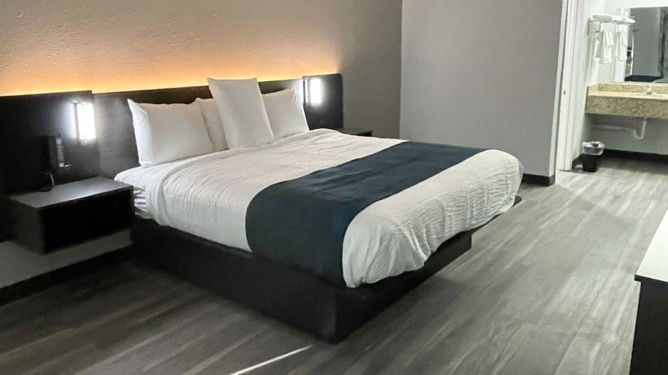 1 King Bed | Non-Smoking, Kitchen