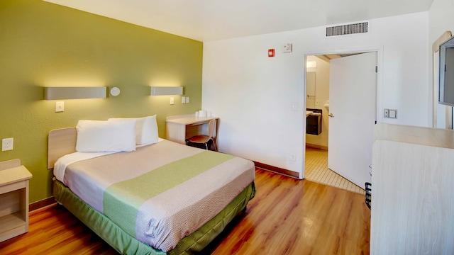 1 QUEEN BED | MICFRIDGE