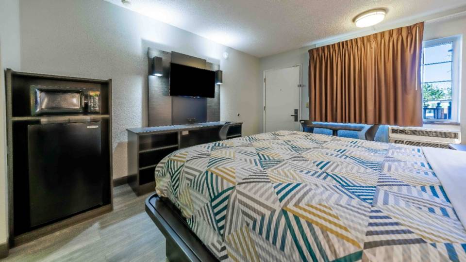 1 King Bed | Non-Smoking, Micfridge