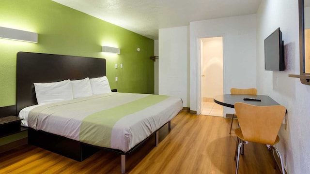 1 King Bed | Non-Smoking