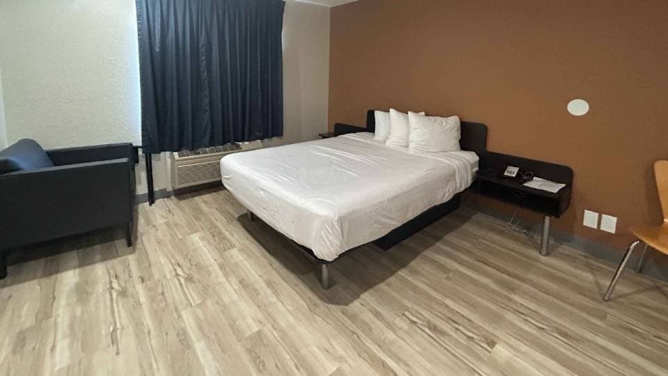 1 Queen Bed | Non-Smoking, Kitchen, Sofa-Bed