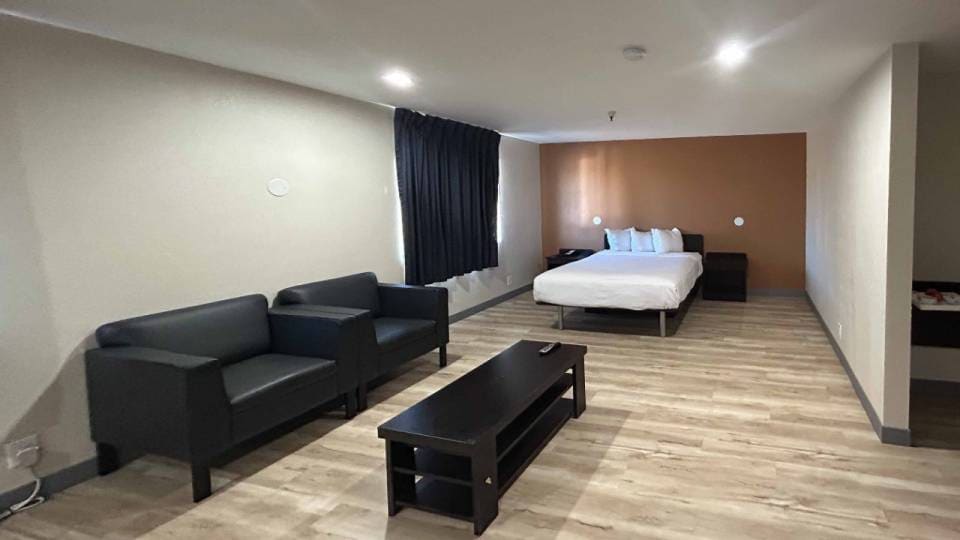 1 Queen Bed | ADA/RI Shower/Nsmk/Kitchen