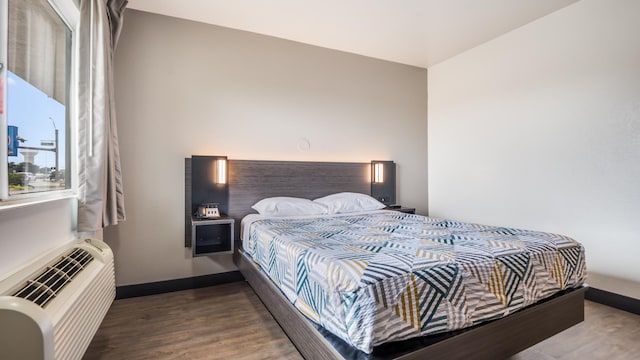 1 Queen Bed | Mobility Accessible Tub