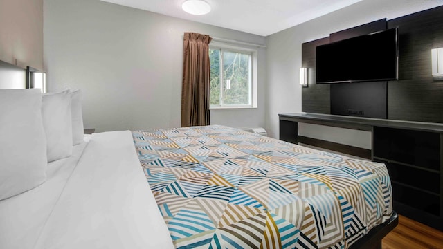 1 King Bed | Micfridge