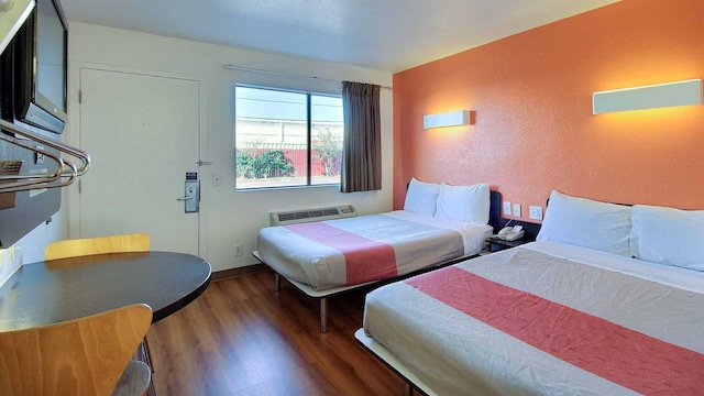 2 FULL BEDS | MINI FRIDGE