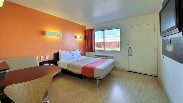 1 QUEEN BED | MINI FRIDGE