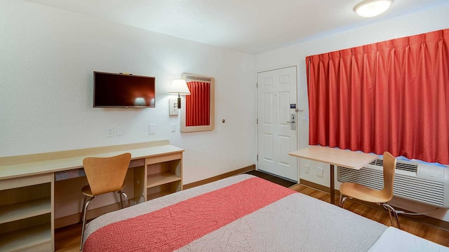 1 Queen Bed | Micfridge