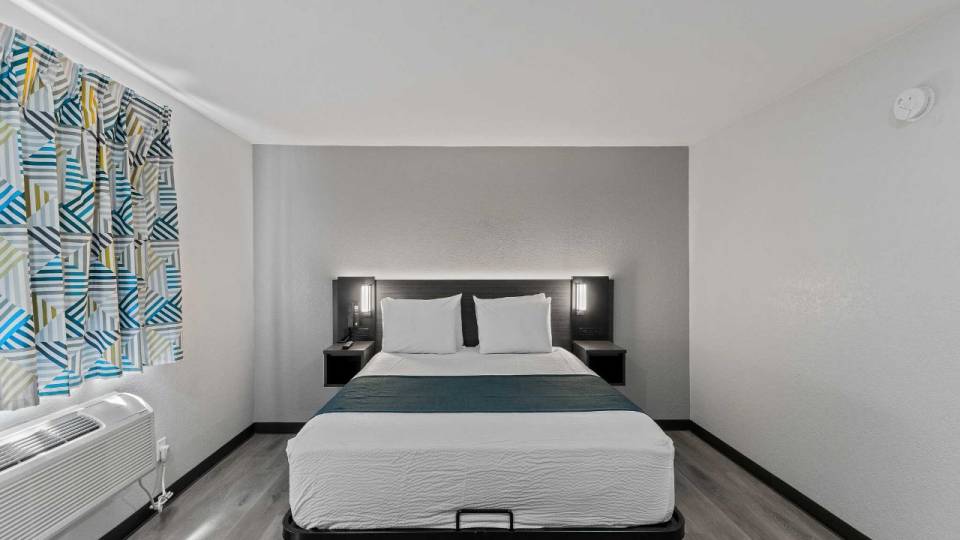 1 Queen Bed | Mobil Access Tub Nsmk Micfridg
