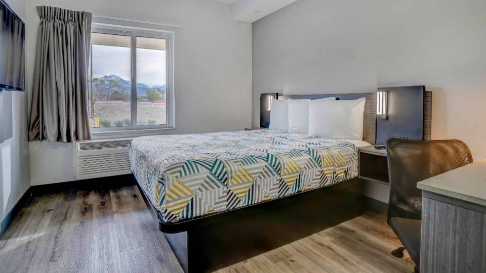 1 Queen Bed | Hearing Accessible Nsmk