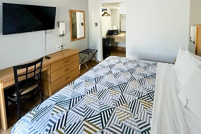 1 King Bed | Mobil Acc RI Shwr Smk Micfridg