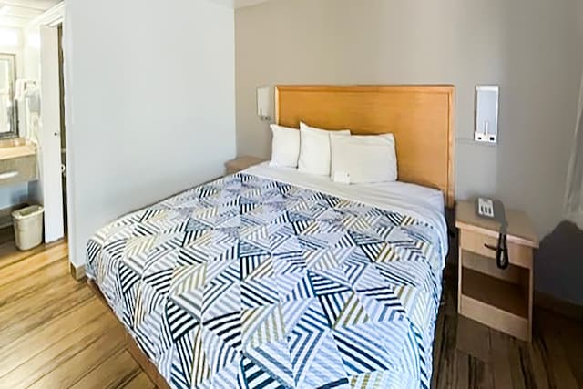 1 King Bed | Non-Smoking, Micfridge