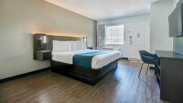 1 King Bed | Smoking