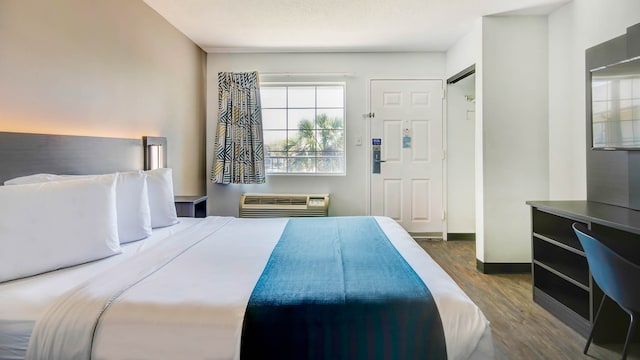 1 Queen Bed | Smoking