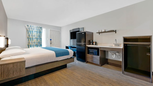 1 King Bed | Smoking, Kitchen