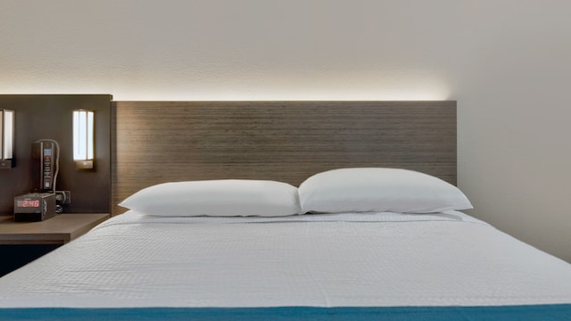 1 Queen Bed | Mobil Access Tub Nsmk Micfridg