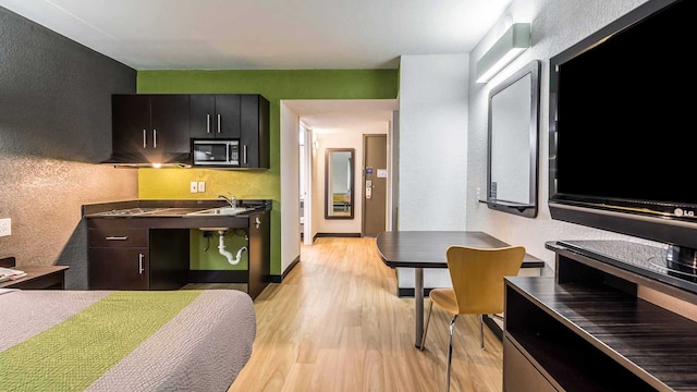 1 Queen Bed | Non-Smoking, Kitchen