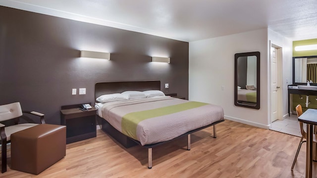 1 KING BED | MOBIL ACC RI SHWR NSMK KITCHEN