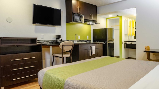 1 King Bed | Non-Smoking, Kitchen